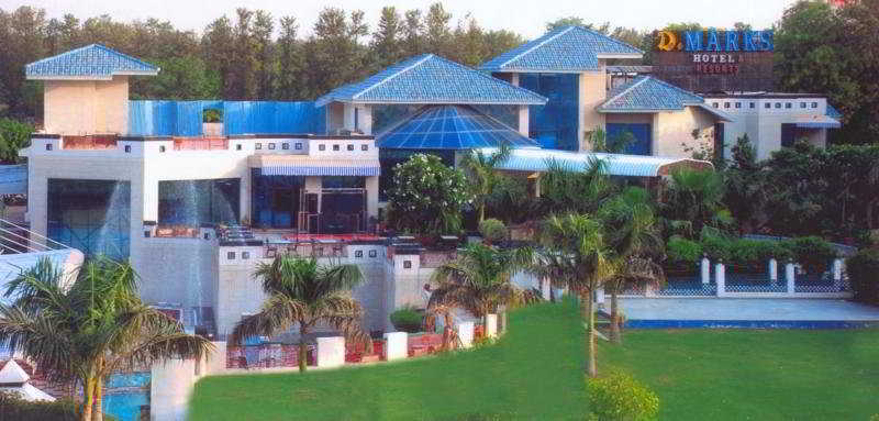 Dee Marks Airport & 4*